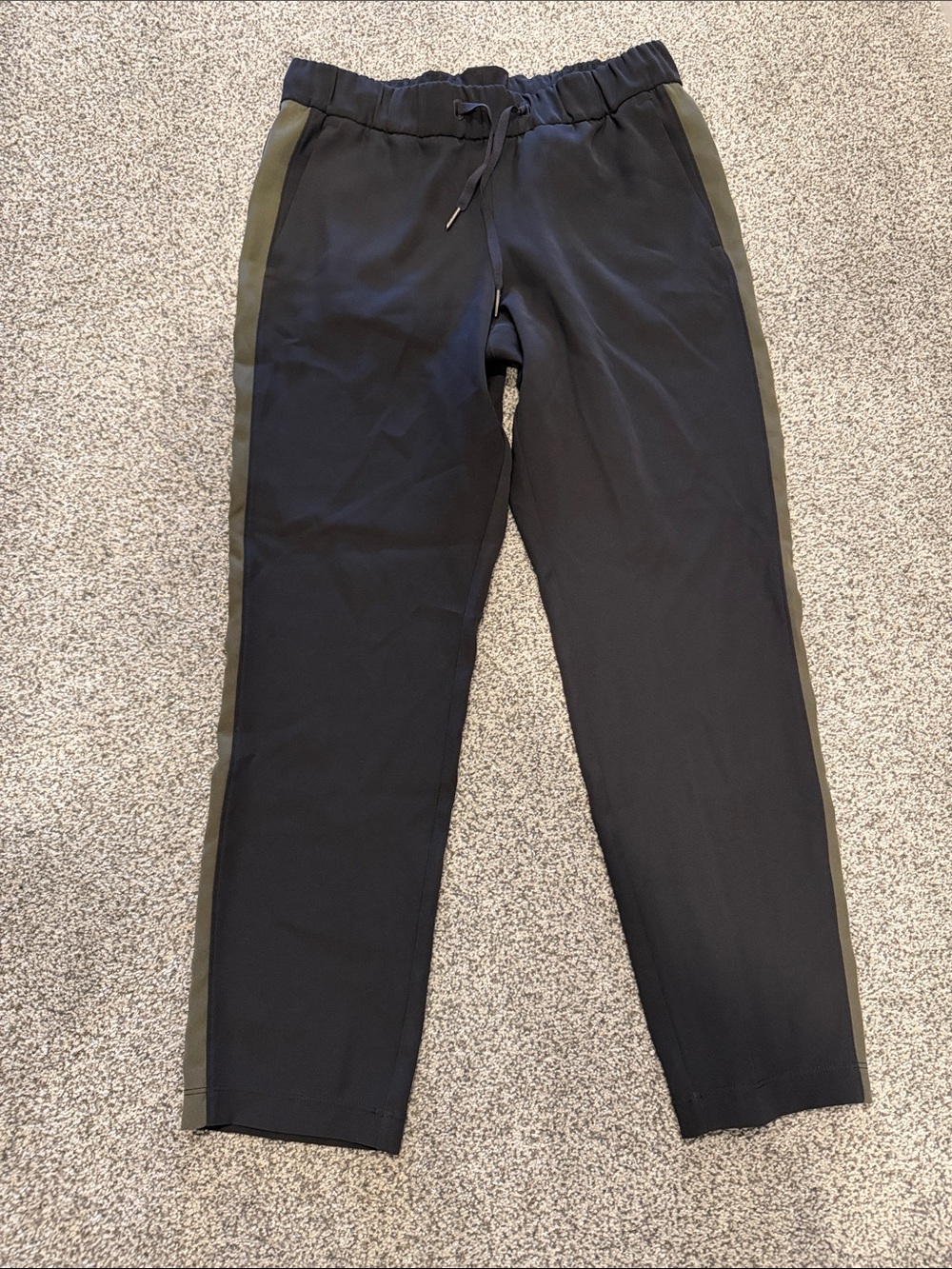 Lululemon crop jogger with pinstripe size 6